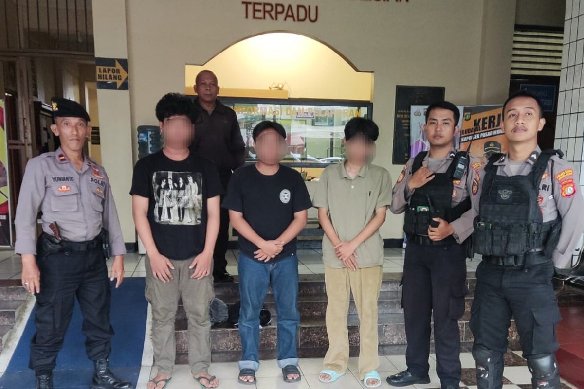 Tiga remaja yang ditangkap polisi karena hendak tawuran di Jalan Jati Padang, Pasar Minggu, Jakarta Selatan, Minggu (24/9/2023).