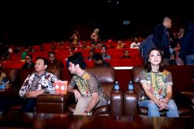 Gubernur DKI Jakarta, Basuki Tjahaja Purnama atau Ahol, Reza Rahadian, dan Bunga Citra Lestari (dari kiri ke kanan) ambil bagian dalam acara menonton bareng film My Stupid Boss di Epicentrum XXI, Kuningan, Jakarta Selatan, Kamis (19/5/2016). 