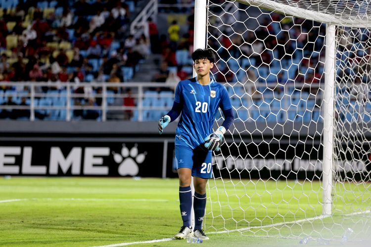 Penjaga gawang timnas u17 Indonesia, Abdillah Ishak saat laga ketiga babak penyisihan Grup A ASEAN U17 Championship 2026 melawan Vietnam yang berakhir dengan skor 0-0 di Stadion Gelora Delta Sidoarjo, Jawa Timur, Minggu (19/4/2026) malam.