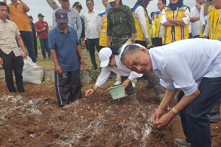 Menteri Pekerjaan Umum Republik Indonesia, Dody Hanggodo ikut menanam bawang merah di Padukuhan Blimbing, Kalurahan Karangrejek, Gunungkidul, Minggu (5/10/2025) petang.