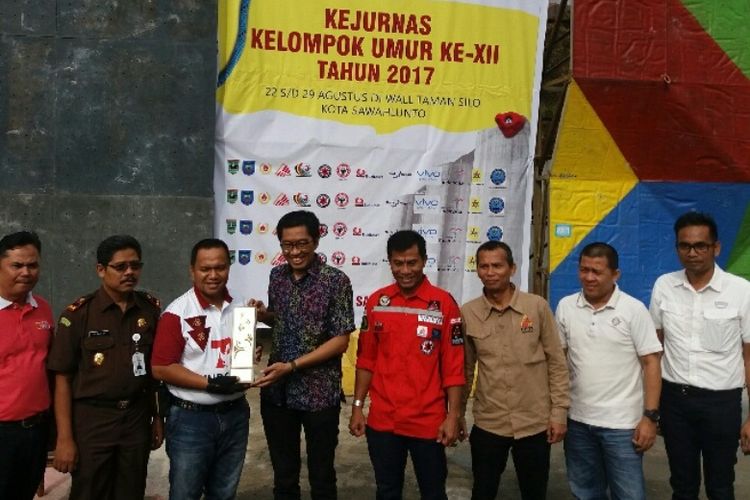 Ketua Umum PP FPTI Faisol Riza saat menyerahkan Piala Bergilir Kejurnas Panjat Tebing Kelompok Umur 2017 kepada Walikota Sawahlunto, Ali Yusuf