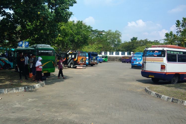 Suasana angkudes di Terminal Dagsinarga Wonosari, Gunungkidul, Yogyakarta.