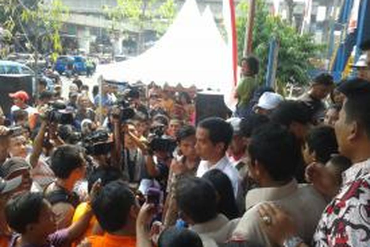 Suasana saat Gubernur DKI Jakarta Joko Widodo meninjau Pasar Blok G, Tanah Abang, Jakarta Pusat, Minggu (8/9/2013)
