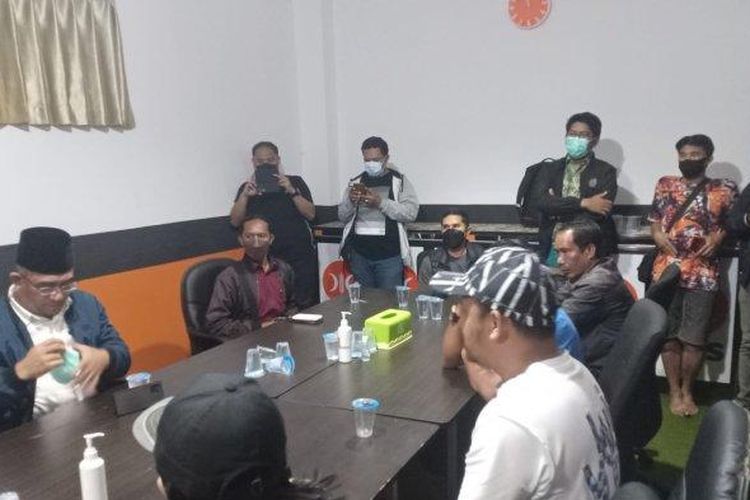 Massa saat menyampaikan keberatan di kantor DPW PKS Kaltim Jalan M Yamin, Senin (24/1/2022) malam. 