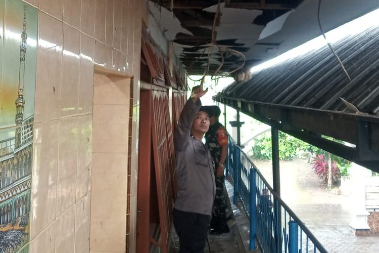 Petugas Polsek Ringinrejo di lokasi ledakan petasan yang terjadi di lingkungan masjid Desa Nambakan, Kecamatan Ringinrejo, Kabupaten Kediri, Jawa Timur. 