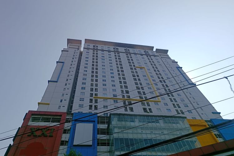 Apartemen tempat seorang pria melompat dari lantai 29 dan tewas seketika di Jalan Jenderal Basuki Rachmat, Cipinang Besar Selatan, Jatinegara, Jakarta Timur, Senin (17/7/2023).