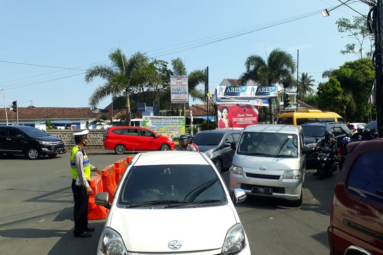Petugas Tim Pengurai Kemacetan Satuan Lalu Lintas Kepolisian Resor Malang saat mengatur arus kendaraan di Simpang Empat Talangagung, Kecamatan Kepanjen, Kabupaten Malang, Jawa Timur, Selasa (3/5/2022).