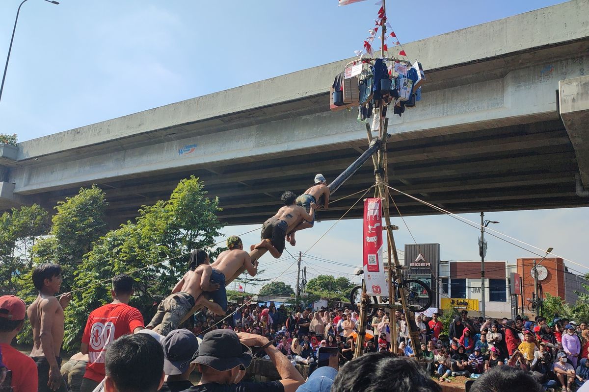 Suasana Lomba Panjat Pinang di Kalimalang