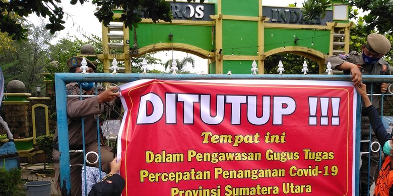 Around noon, the Task Force posted a closing banner at the entrance gate to the Hairos water park.  The banner reads “Closed !!!  This location is under the supervision of the North Sumatra Covid-19 Management Acceleration Task Force.  The installation of these banners paid attention to local residents and caused traffic jams.