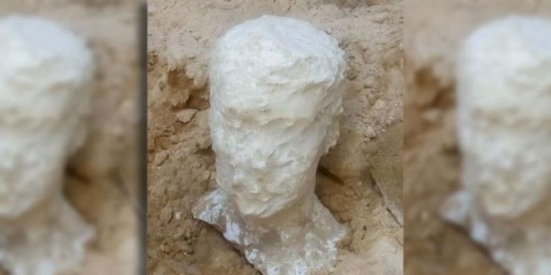 Patung kepala kuno terbuat dari batu pualam yang diyakini sebagai pemilik makam di Mesir.
