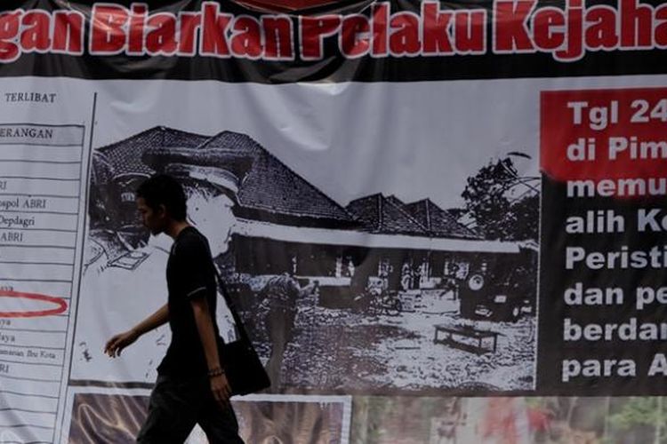 Poster besar peringatan peristiwa 27 Juli dipasang di depan bekas kantor DPP Partai Demokrasi Indonesia, Jakarta, Kamis (26/7/2012). Perebutan paksa kantor DPP PDI 16 tahun silam diperingati tahun ini dengan peluncuran buku Tjiptaning Menyusuri Jalan Perubahan disertai renungan dan pemutaran film.