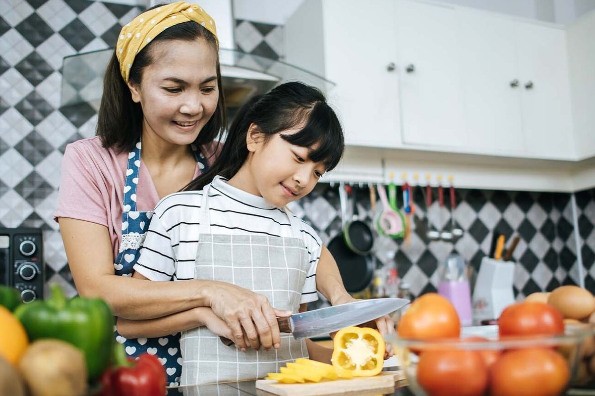 Orangtua harus mengajari anak mengonsumsi makanan yang sehat.