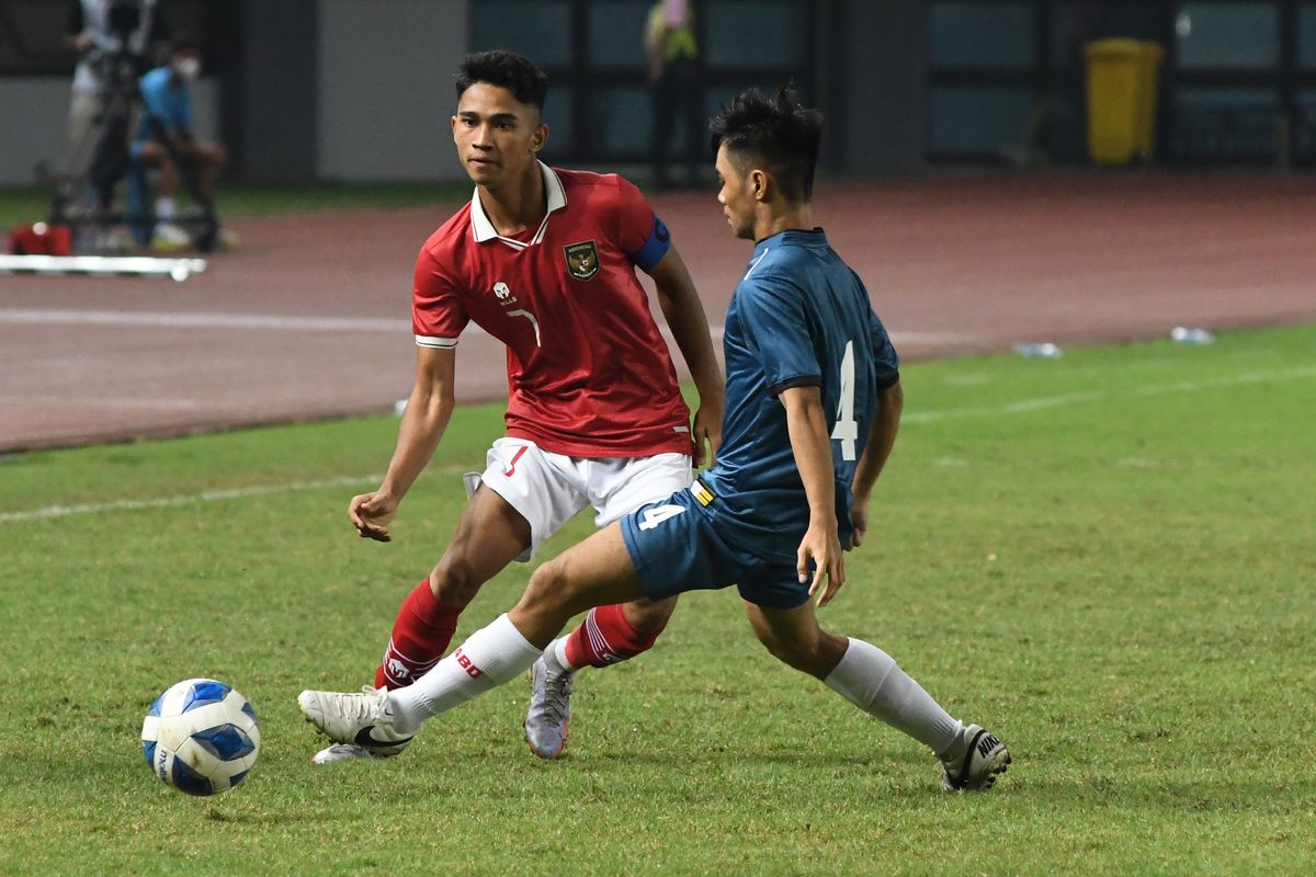 Pesepak bola Tim Nasional Indonesia U-19 Marselino (kiri) berebut bola dengan pesepak bola Tim Nasional Brunei Darussalam U-19 Maverick (kanan) dalam laga penyisihan Grup A Piala AFF U-19 2022 di Stadion Patriot Chandrabhaga, Bekasi, Jawa Barat, Senin (4/7/2022). ANTARA FOTO/Fakhri Hermansyah/wsj.