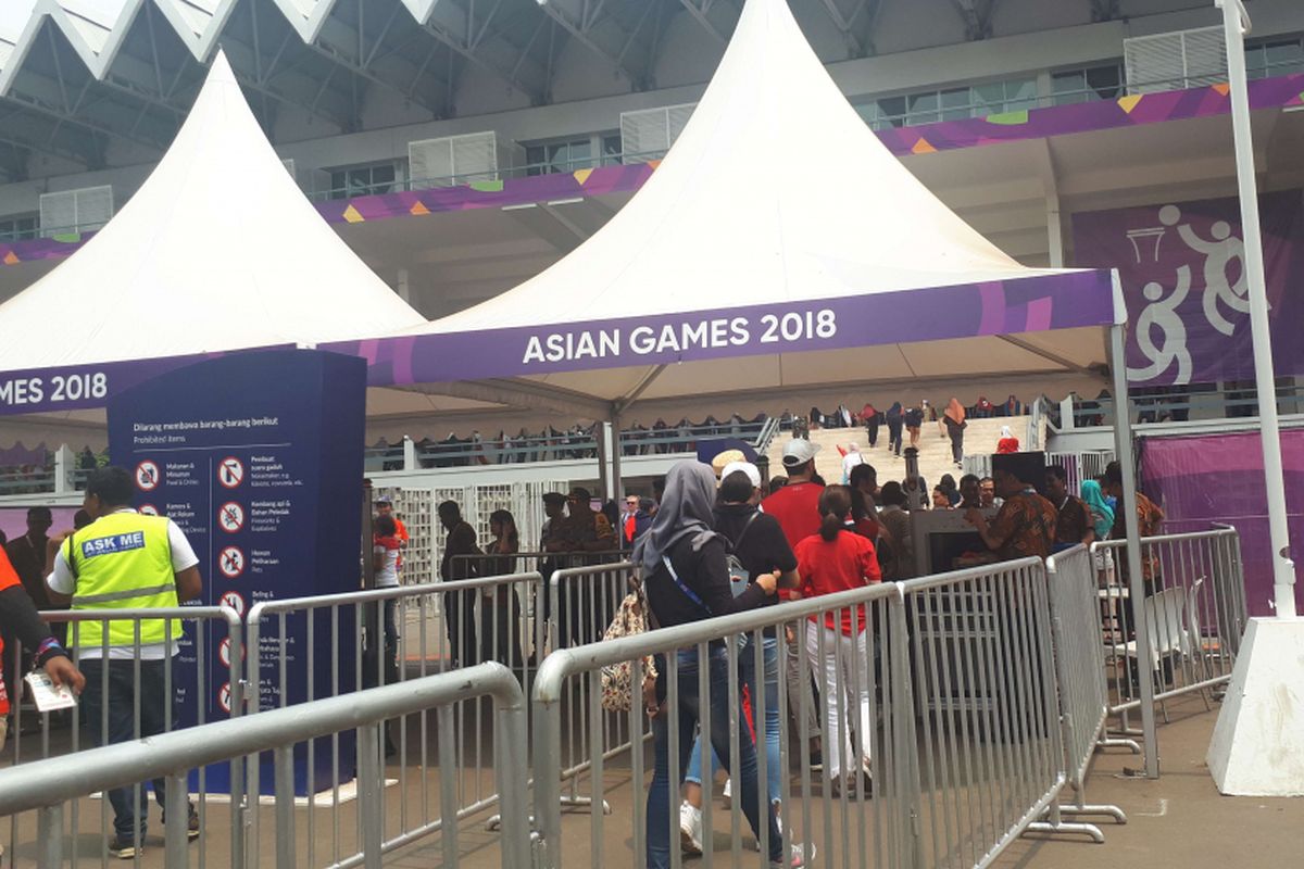 Penonton Indonesia dengan memakai atribut merah putih mulai memadati arena Istora Senayan, Gelora Bung Karno (GBK), Jakarta Pusat, Selasa (28/8/2018).