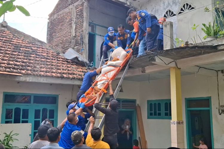 #---Petugas Damkar dan Penyelamatan melakukan evakuasi warga yang meninggal dunia akibat sakit di Kecamatan Boyolangu Kabupaten Tulungagung Jawa Timur, Senin (16/06/2025).---#