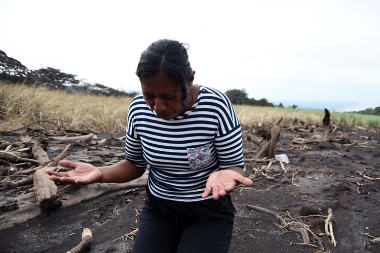 Eufemia Garcia (48), korban selamat letusan gunung Fuego di Guatemala, mendoakan anggota keluarganya yang hilang diterjang aliran abu vulkanik. Garcia mengaku 50 anggota keluarganya terkubur di bawah abu.