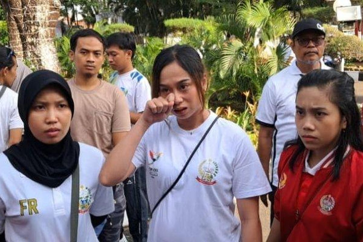 ATLET MENANGIS- Atlet karate Nur Rizka Fauziah nampak menyeka air matanya saat mengetahui bonus yang cair saat kegiatan Sulsel Anti Mager yang berlangsung di Jalan Jenderal Sudirman, Kota Makassar, Jumat (27/6/2025). Bonus diberikan kepada atlet berdasarkan perolehan medali, yakni Rp150 juta untuk medali emas, Rp100 juta untuk perak, dan Rp50 juta untuk perunggu. 