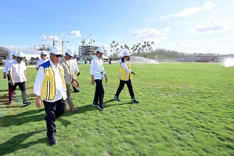Presiden Joko Widodo dan sejumlah pejabat saat meninjau langsung lapangan upacara berikut Istana Presiden di Kawasan Ibu Kota Nusantara, Kabupaten Penajam Paser Utara, Provinsi Kalimantan Timur, Kamis (29/2/2024). 