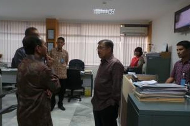Wapres Jusuf Kalla meninjau ruangan kerja anak buahnya di bagian protokoler yang mengurusi bidang perjalanan di Istana Wakil Presiden Jakarta, Jumat (14/11/2014).