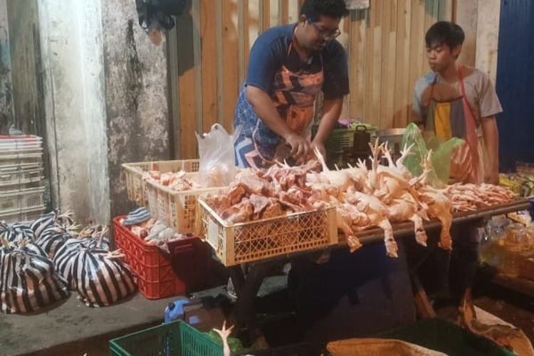 Suasana lapak penjualan daging ayam di Pasar Pagi Salatiga
