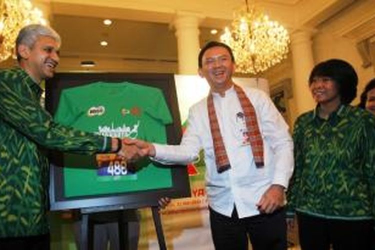 Presiden Direktur Nestlé Indonesia Rashid Qureshi bertemu Gubernur DKI Jakarta Basuki Tjahja Purnama di Balai Kota Jakarta untuk menyerahkan nomor dada dan kaus peserta Jakarta International 10K sebagai tanda dukungan Nestlé MILO dalam lomba lari bertaraf internasional ini.