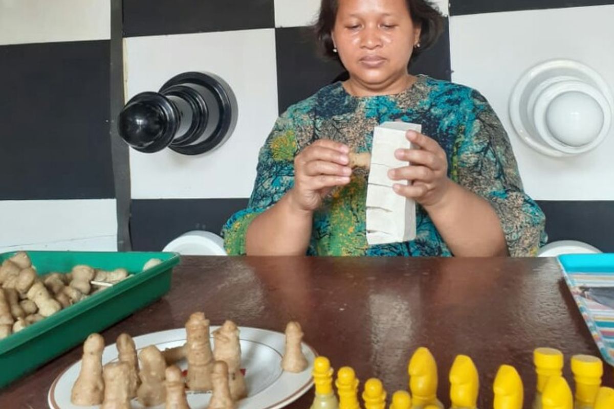 Seorang pria bernama Jodi Purnama dibantu istrinya memproduksi bakso berbentuk catur. Dalam membuat bakso tersebut dilakukan di rumanya kawasan Sawah Utama RT 03/02 Wadas Sari 2, Pondok Betung, Pondok Aren, Tangerang Selatan.