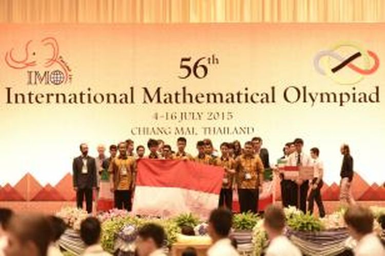 Erlang Wiratama (keempat dari kiri/barisan depani), Siswa SMA IPEKA Integrated Christian School (IICS), membawa pulang medali perunggu di ajang International Mathematical Olympiad (IMO) ke-56 di Chiang Mai, Thailand. Olimpiade berlangsung pada 4-16 Juli 2015 lalu.