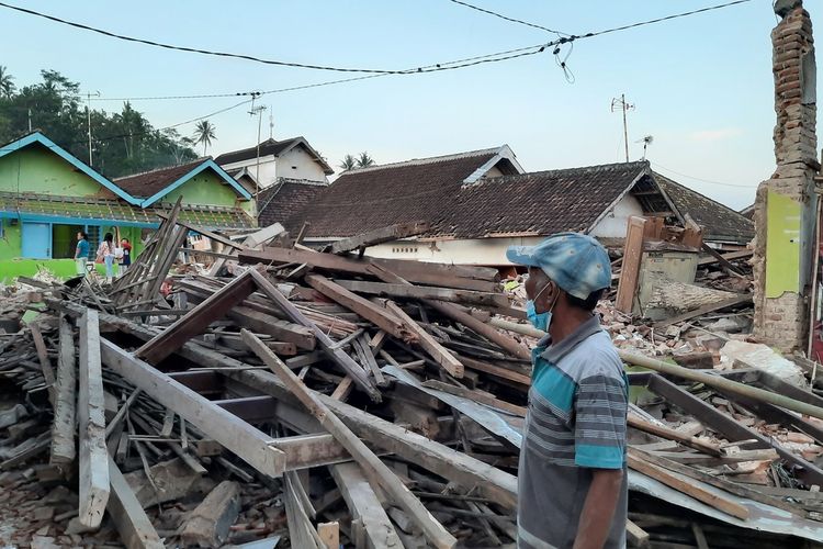 Sutrisno (63) saat melihat rumahnya yang ambruk akibat gempa di Desa Majangtengah, Kecamatan Dampit, Kabupaten Malang, Minggu (11/4/2021).