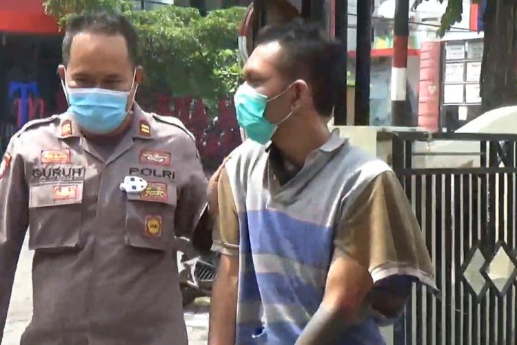 Anggota Polsek Kedungwaru Tulungagung Jawa Timur, mengamankan seorang yang diduga memiliki narkoba jenis sabu dan obat terlarang jenis pol koplo, ketika terlibat kecelakaan lalu lintas, Kamis (25/02/2021).