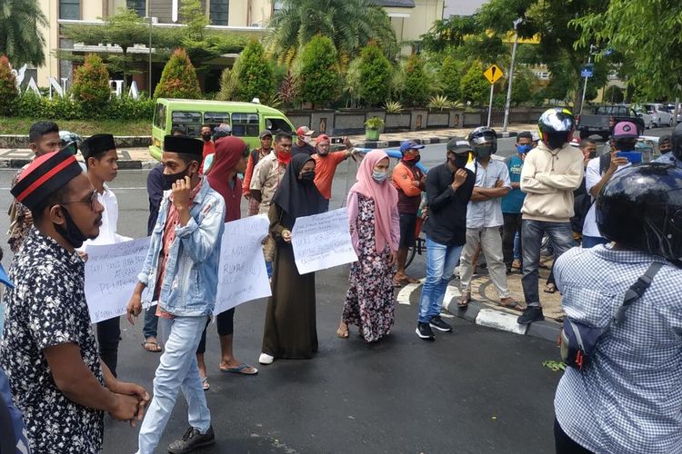 Puluhan mahasiswa asal Maluku Tenggara, Kota Tual, Aru dan Kepulauan Tanimbar berunjuk rasa di depan Kantor Gubernur Maluku, Selasa (12/5/2020). Dalam aksi itu mereka mendesak Gubernur Maluku segera memulangkan mereka ke kampung halamannya