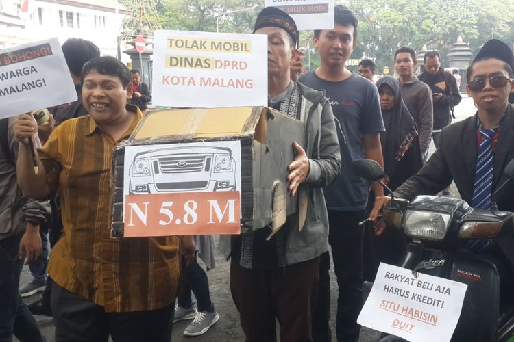 Sejumlah masyarakat Kota Malang bersama Malang Corruption Watch (MCW) saat berdemo menolak anggaran pengadaan mobil dinas pimpinan DPRD Kota Malang senilai Rp 5,8 miliar di depan DPRD Kota Malang, Rabu (13/2/2019)