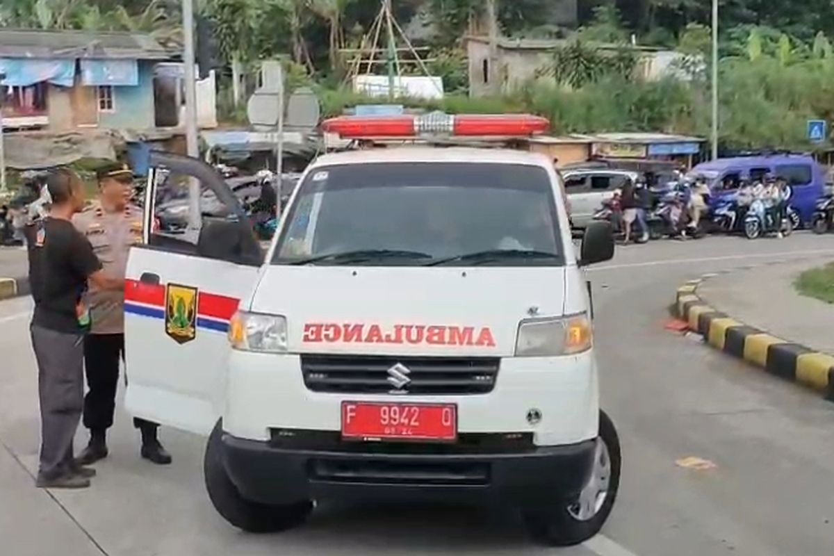 Mobil ambulan yang berada di area Top Bocimi GT Parungkuda, Kabupaten Sukabumi diberhentikan karena menimbulkan kecurigaan diduga hendak pergi liburan. Selasa (1/4/2025).