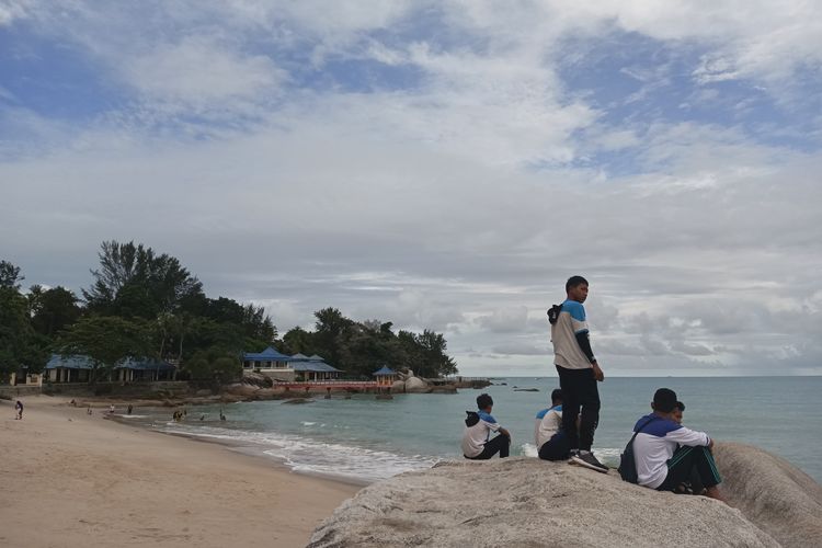 Tim relawan saat pemantauan di Pantai Tanjung Pesona, Bangka, Sabtu (30/12/2023).