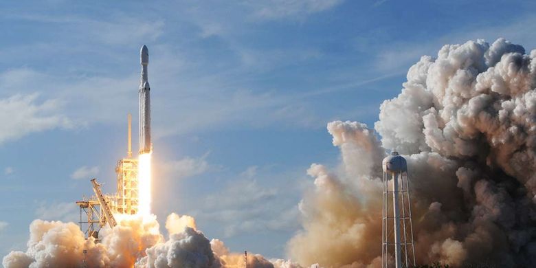 Roket Falcon Heavy milik SpaceX diluncurkan dari Pad 39A di Kennedy Space Center di Florida, AS, Selasa (6/2/2018) waktu setempat. Roket yang diklaim paling kuat di dunia itu meluncur sambil membawa mobil sport Tesla milik Elon Musk dalam misi uji coba melintasi luar angkasa.