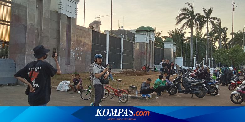 Sore di Depan Gedung DPR yang Kini Menjadi Tempat Warga Berlabuh Sementara