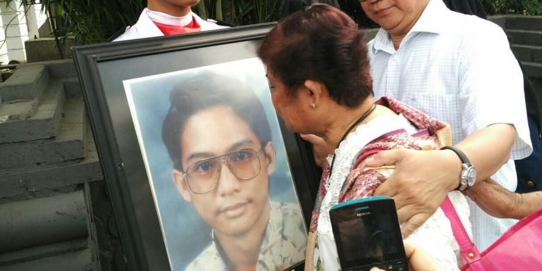 Karsiah Sie, ibunda Hendriawan Sie, salah satu korban penembakan Tragedi Mei 1998, saat napak tilas di penembakan anak tunggalnya, Kamis (12/5/2016).