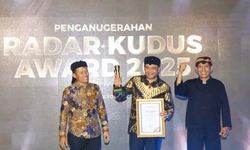 Ahmad Luthfi Raih Penghargaan Pemimpin Percepatan Ekonomi Daerah 2025 di Radar Kudus Award