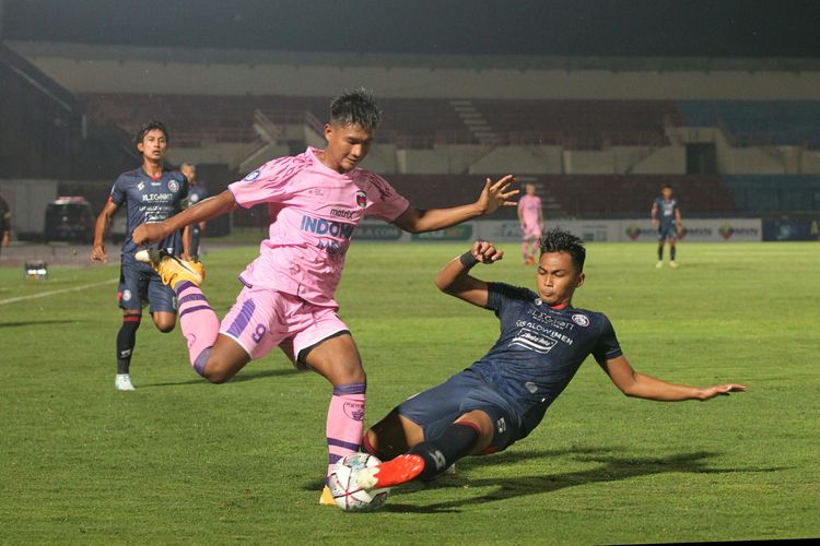 Bagas Adi Nugroho (kanan) mencoba merebut bola dari penguasaan Ahmad Nur Hardianto (kiri) pada laga pekan ke-9 Liga 1 yang mempertemukan Arema FC vs Persita di Stadion Sultan Agung, Rabu (27/10/2021).