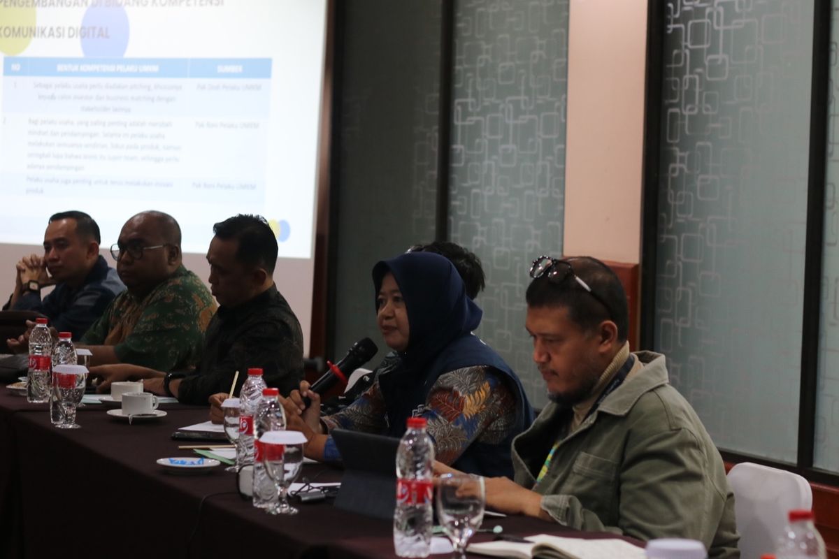 Sejumlah peserta sedang menyimak FGD Pentahelix terkait digitalisasi UMKM di Hotel Sari Ater Kamboti, Bandung, Kamis (19/12/2024). 
