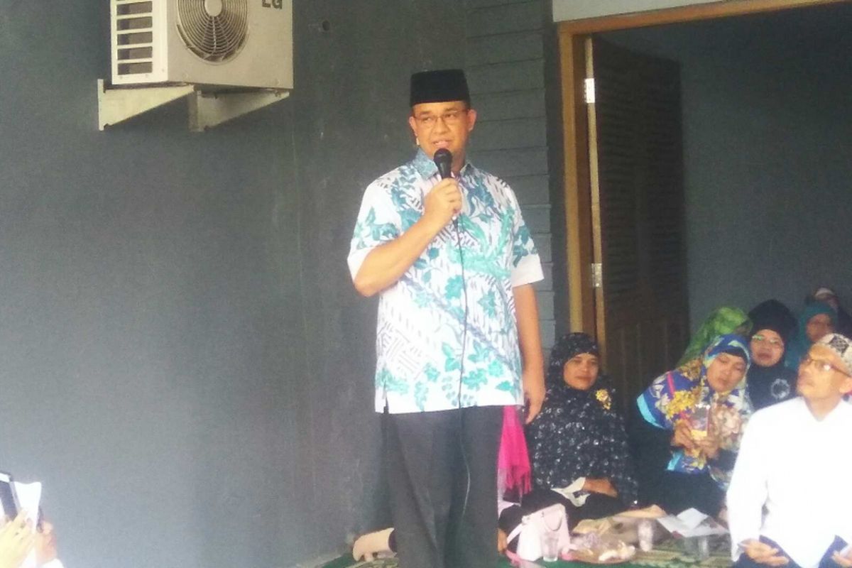 Gubernur terpilih Anies Baswedan saat acara tasyakuran warga di Jalan Gudang Air, Ciracas, Jakarta Timur, Kamis (25/5/2017).