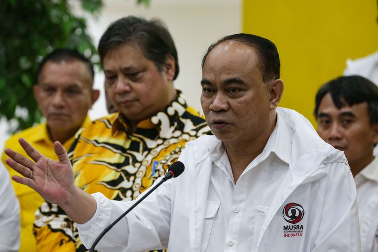 Ketua Umum Relawan Pro Jokowi (Projo) Budi Arie Setiadi memberikan keterangan pers saat bertemu Ketua Umum Partai Golkar Airlangga Hartarto di Kantor DPP Partai Golkar, Slipi, Jakarta, Senin (7/11/2022).