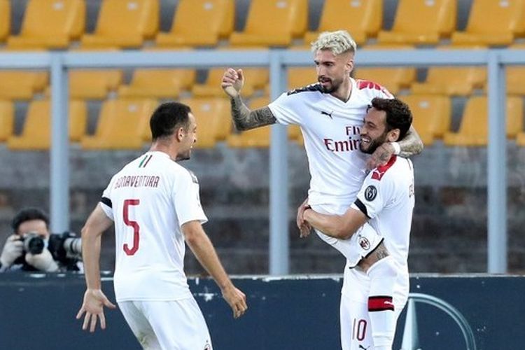 Giacomo Bonaventura, Samu Castillejo, dan Hakan Calhanoglu merayakan gol AC Milan ke gawang Lecce pada lanjutan pertandingan Liga Italia pekan ke-27 di Stadion Via del Mare, Selasa (23/6/2020) dini hari WIB.