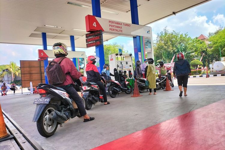 Kondisi antrean Stasiun Pengisian Bahan Bakar Umum (SPBU) di Kota Solo, Jawa Tengah, Kamis (1/9/2022).