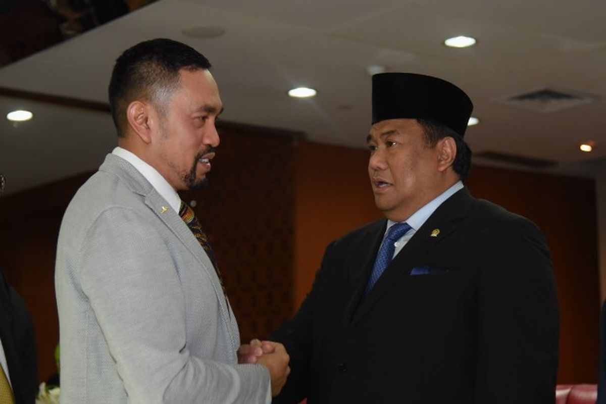 Anggota terpilih DPR RI masa bakti 2019 - 2024 Achmad Sahroni memberikan selamat atas penetapan Wakil Ketua DPR RI kepada Rachmad Gobel, usai penetapan Pimpinan DPR RI di Gedung Nusantara II, Senayan, Jakarta, Selasa (1/10/2019). 