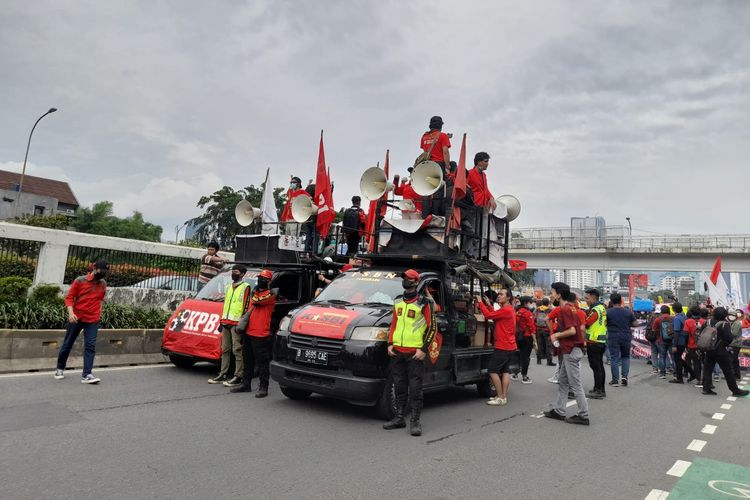 UMR Bogor 2023 naik mengikuti kenaikan UMP Jabar, UMR Kota Bogor naik sebesar 7,14 persen, sementara UMR Cibinong atau gaji UMR Bogor kabupaten naik 7,18 persen.