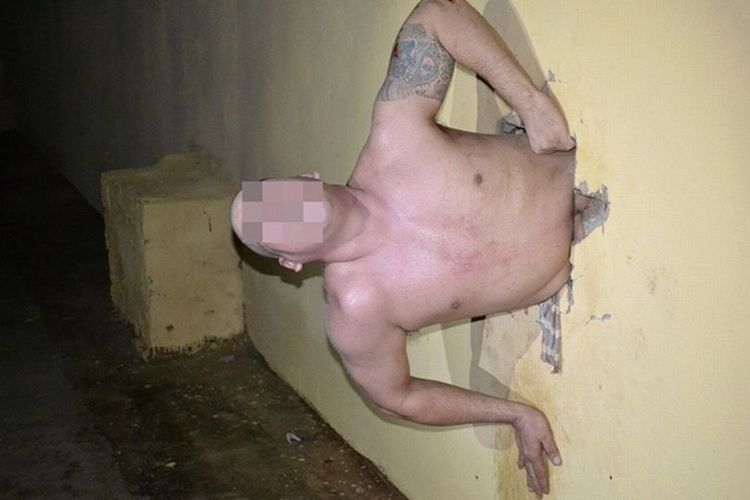 Rafael Valadao, narapidana yang hendak kabur dari penjara di Brasil, justru tersangkut di lubang tembok yang digalinya.