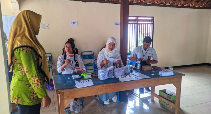 Tarik Minat Pemilih Pemula, Petugas TPS Gunakan Seragam SMA
