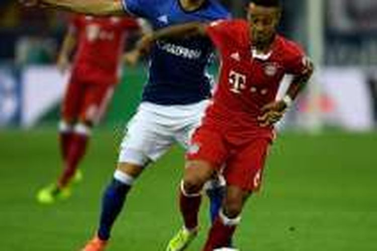 Gelandang Bayern Muenchen, Thiago Alcantara (depan), dibayang-bayangi oleh gelandang Schalke 04, Leon Goretzka, dalam laga Bundesliga di Veltins Arena, Jumat (9/9/2016) waktu setempat.