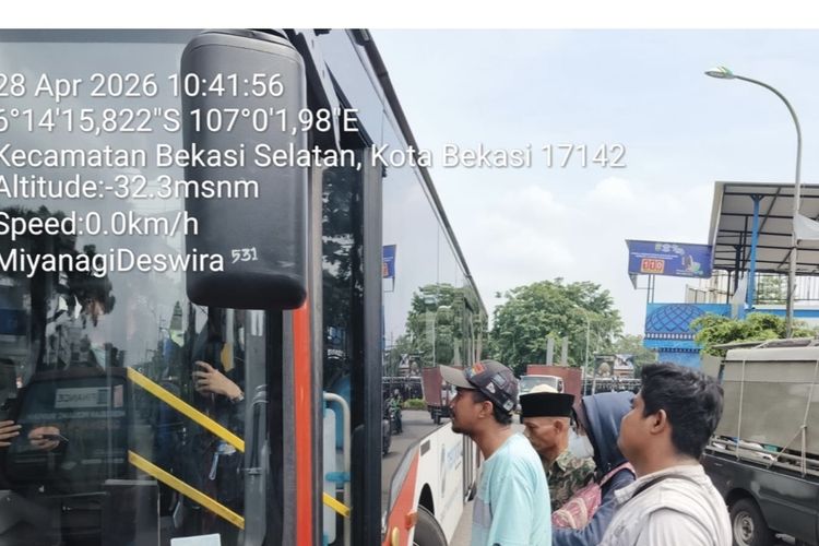 Shuttle Bus Transjakarta di Stasiun Bekasi Timur Diadang Sopir Angkot