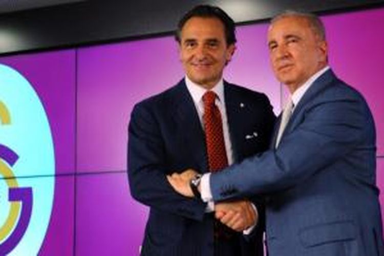 Presiden Galatasaray, Unai Aysal (kanan), berjabat tangan dengan pelatih baru klub itu, Cesare Prandelli (kiri), usai penandatangan kontrak, di TT Arena, Istanbul, 8 Juli 2014. Prandelli kini dihubungkan dengan AC Milan.